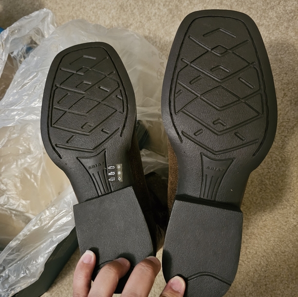 Brand new Ariat Kids Size 4 boots - Picture 3 of 4